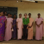 Brigitte in Pallangi mit den Ordensschwestern